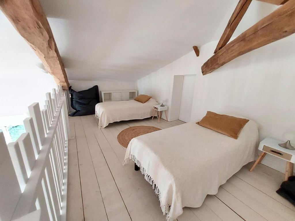 - une chambre avec deux lits et une chambre avec un escalier dans l'établissement Gîtes de Fenouil, piscine, parc, 3 étoiles, à Civrac-de-Blaye 37 autres photos