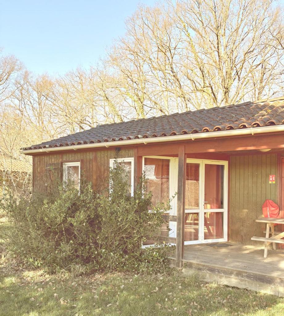 Cette petite maison dispose d'une terrasse couverte et d'une table de pique-nique. dans l'établissement Chalet à la ferme, à Pouylebon