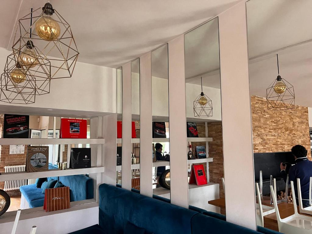 - un miroir dans une chambre avec un canapé bleu dans l'établissement Domaine Isaure, à Murisengo