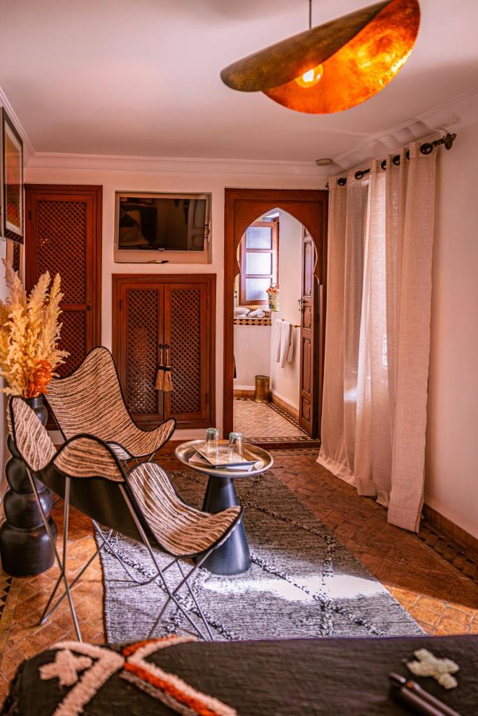 un salon avec des chaises et une table dans l'établissement Riad Dar Beldia and Spa, à Marrakech