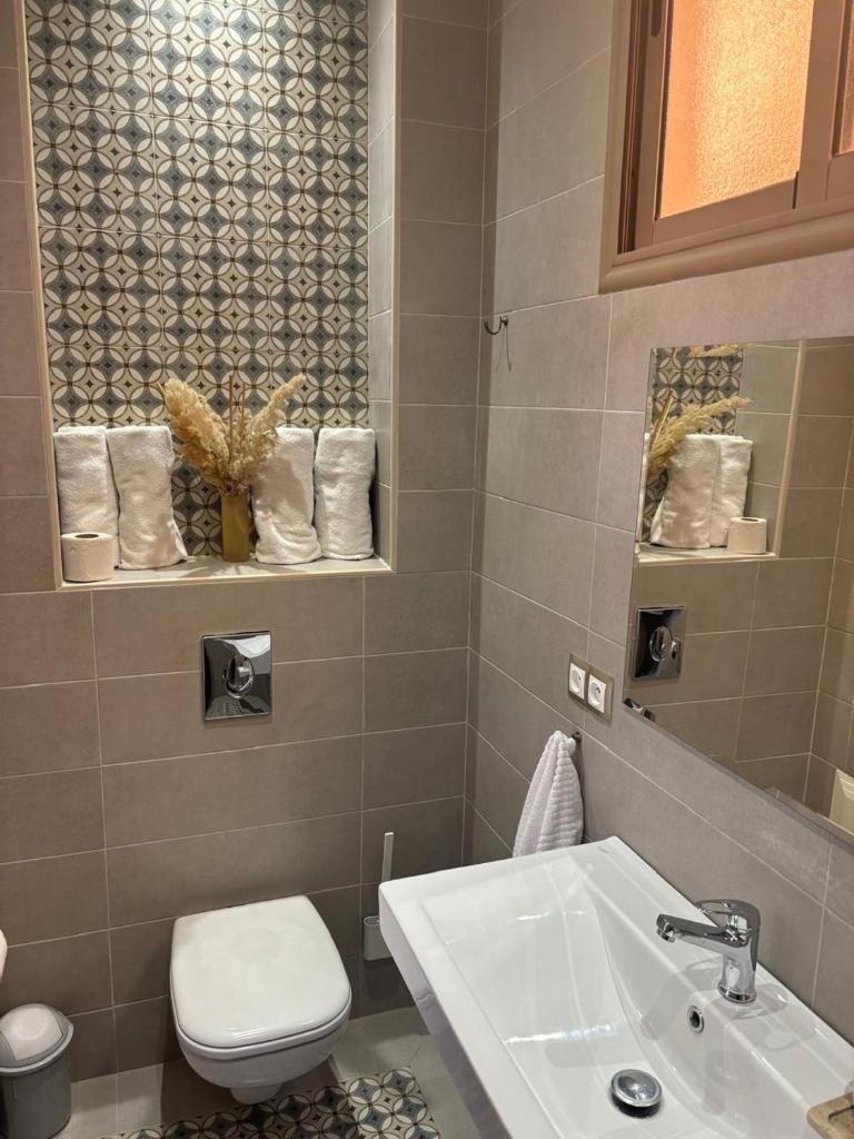 une salle de bain avec toilettes et lavabo dans l'établissement Riad L'Aéroport, à Marrakech 34 autres photos