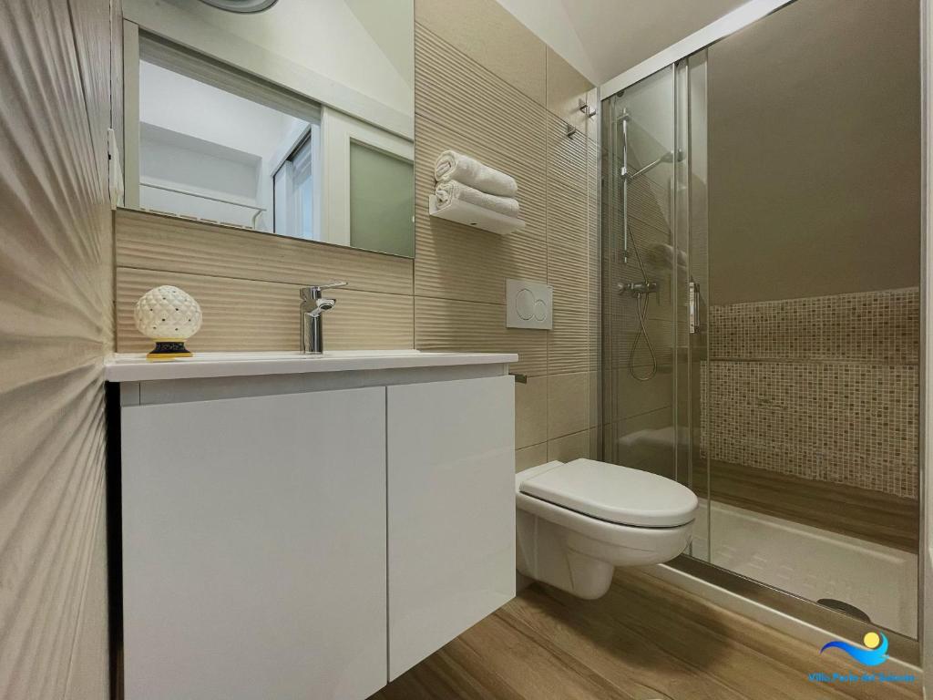 une salle de bain avec toilettes, lavabo et douche dans l'établissement VILLA PERLA del SALENTO con piscina, à Lido Marini