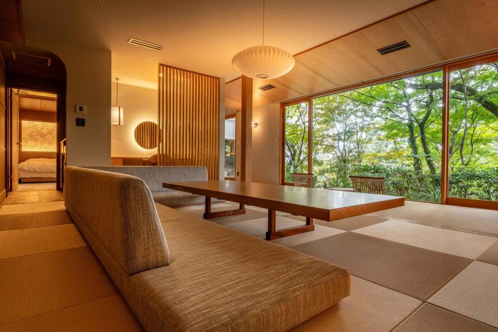 un salon avec un canapé et une table dans l'établissement Jinya Ryokan, à Hadano