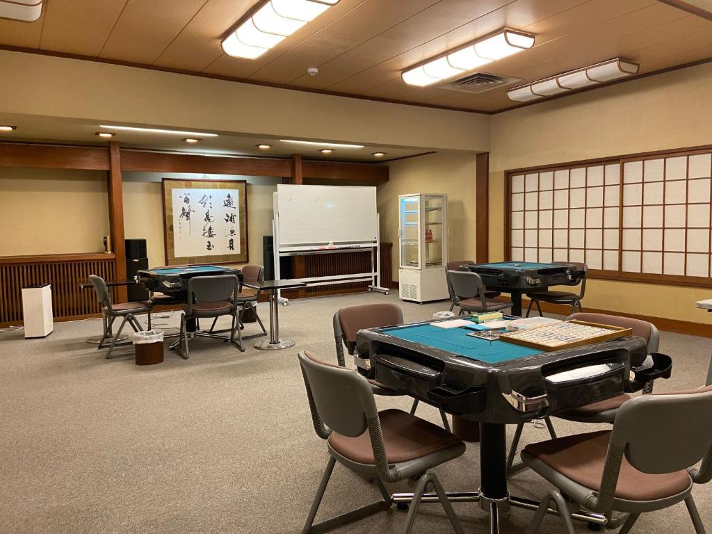 - une salle de conférence avec des tables de ping-pong et des chaises dans l'établissement Ichinoyu Honkan, à Hakone 31 autres photos