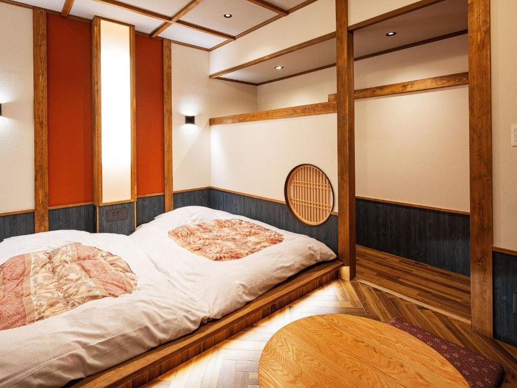 une chambre avec un lit dans une pièce dans l'établissement Ichinoyu Honkan, à Hakone