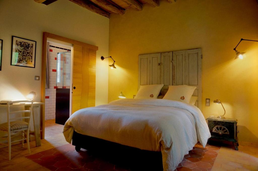 une chambre avec un grand lit dans une pièce dans l'établissement Eco-gîte - Domaine de La Gavolerie, à Bessé-sur-Braye