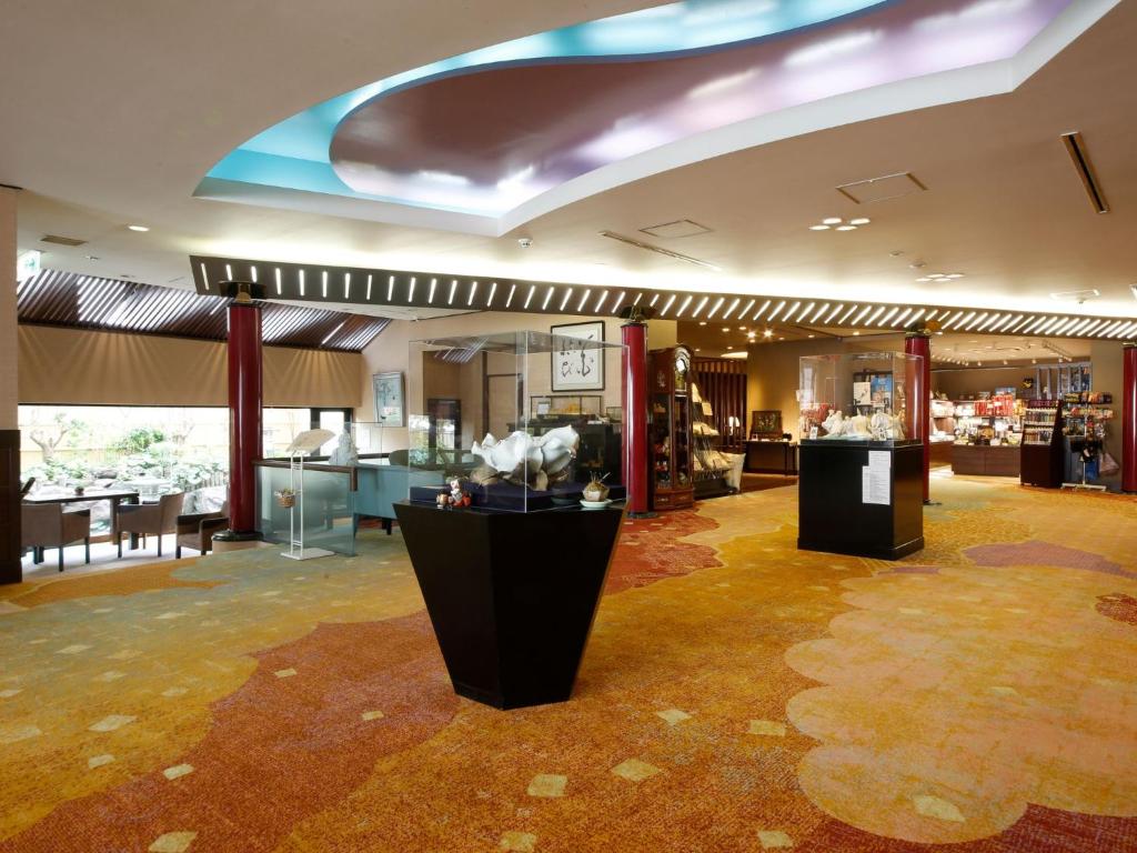 un hall avec un magasin avec beaucoup de meubles dans l'établissement Arima Hot Spring Ryokan Hanamusubi, à Kobe