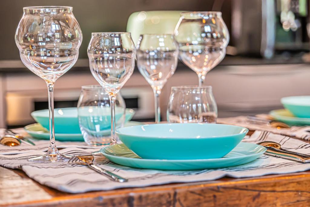 - une table avec des verres à vin et des assiettes dans l'établissement Eco-gîte - Domaine de La Gavolerie, à Bessé-sur-Braye