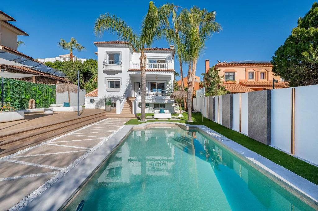 VACATION MARBELLA I Sunny Camelia Villa Heated pool, Recently Renovated, Best Residential Neighborhood in Benalmadena, Short walk to the beach, Cinema Room 7