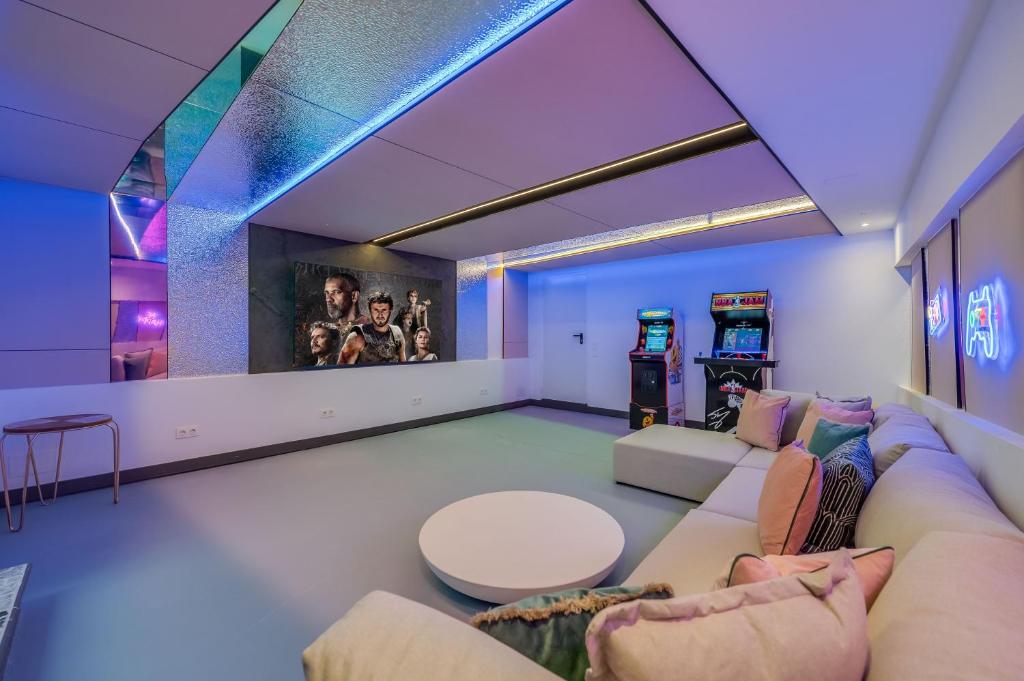 VACATION MARBELLA I Sunny Camelia Villa Heated pool, Recently Renovated, Best Residential Neighborhood in Benalmadena, Short walk to the beach, Cinema Room 6