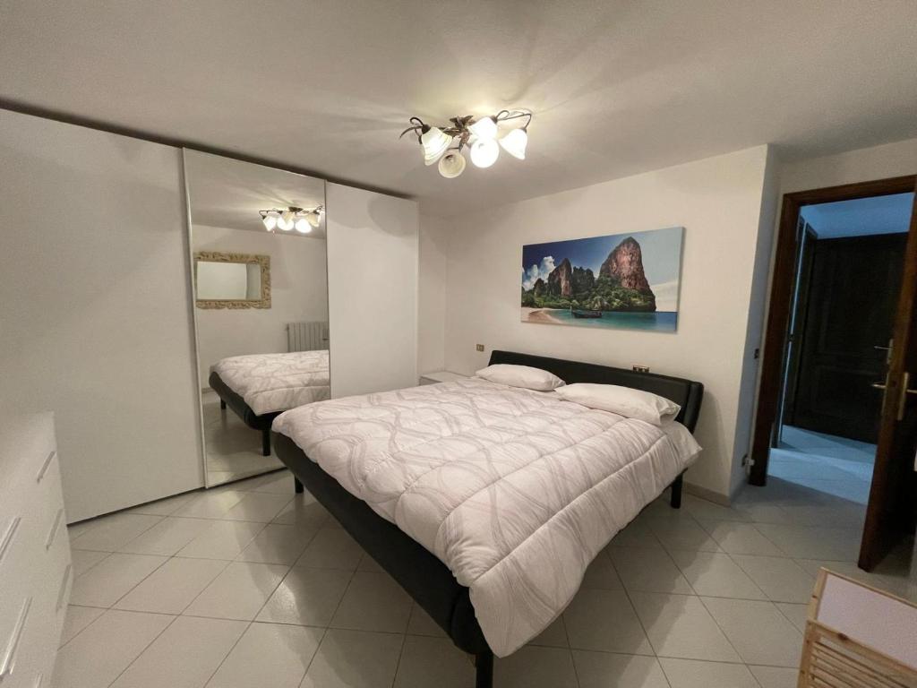 une chambre avec un lit et un miroir dans l'établissement Villa Ondina Versilia, à Lido di Camaiore 17 autres photos