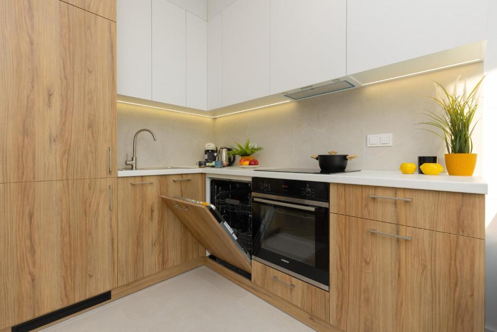 Stylish Apartment Zdziechowskiego with Parking & Home Office by Noclegi Renters 6