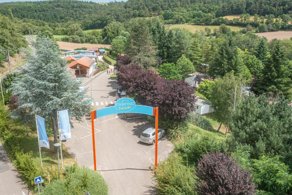 une vue aérienne d'un parking avec un panneau dans l'établissement Camping Paradis Val de Coise, à Saint-Galmier