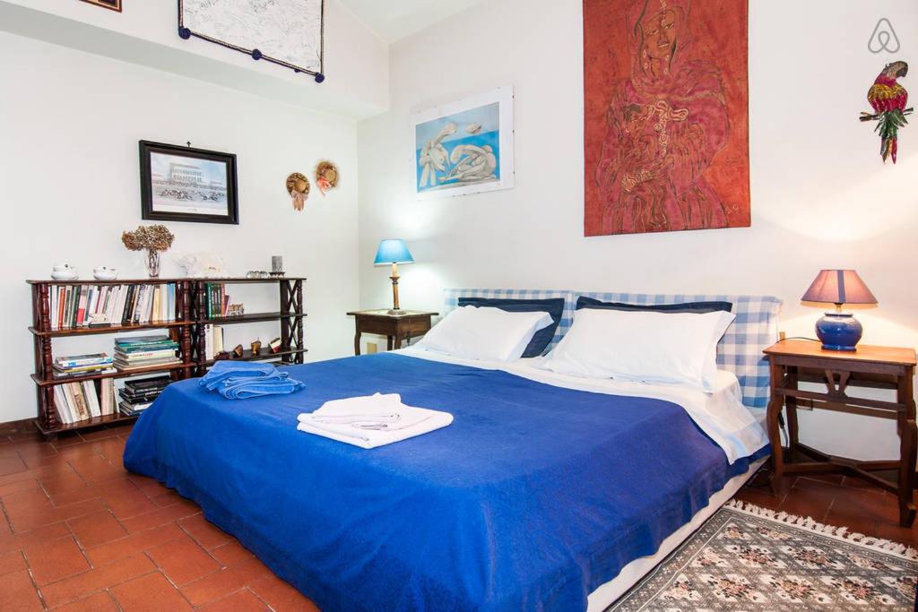 - un lit bleu dans une chambre avec deux tables dans l'établissement Il Casale, à Formia