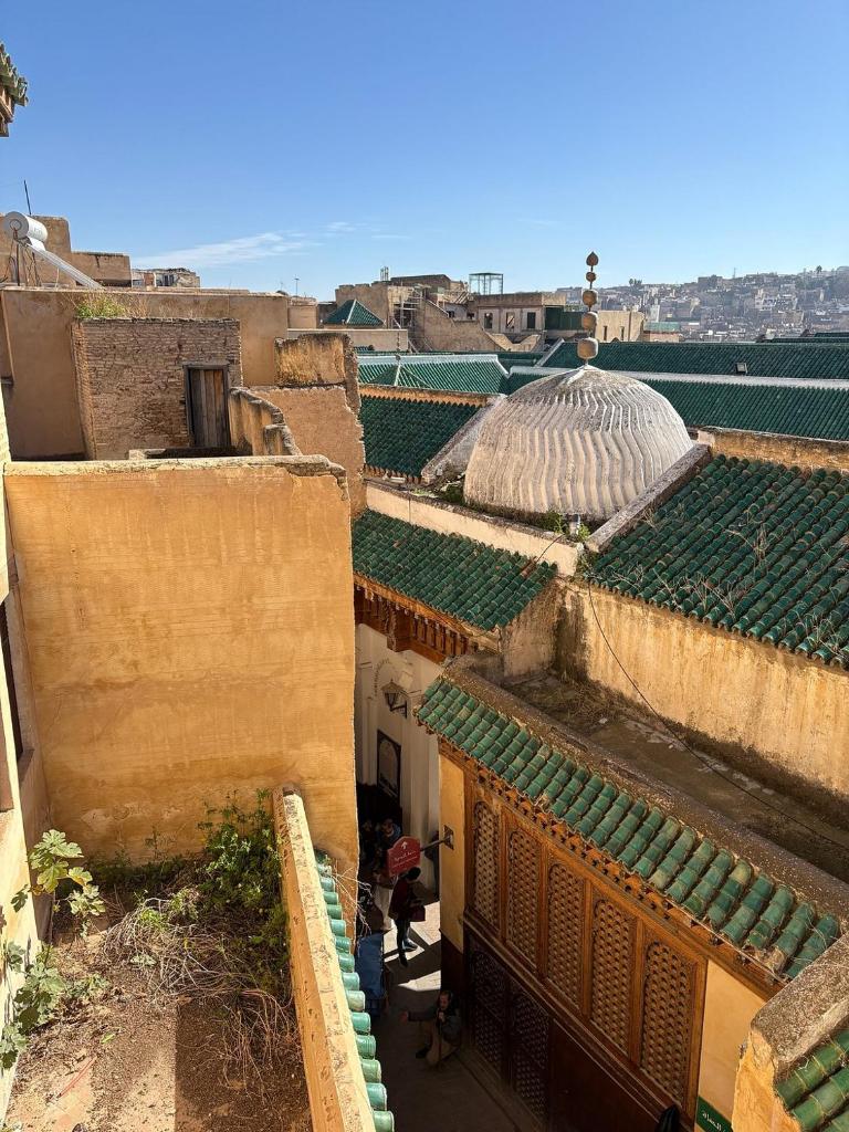 une vue sur les toits des bâtiments d'une ville dans l'établissement Riad Rayhane Fes, à Fès 29 autres photos