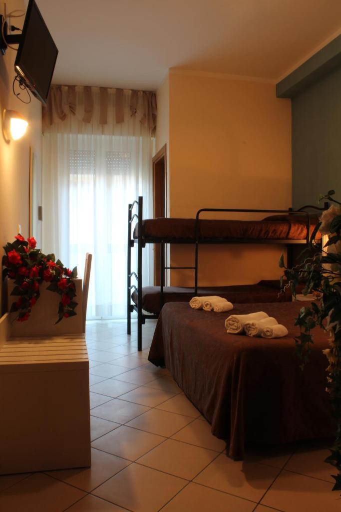une chambre avec deux lits superposés et une télévision dans l'établissement Hotel Senyor, à Rimini