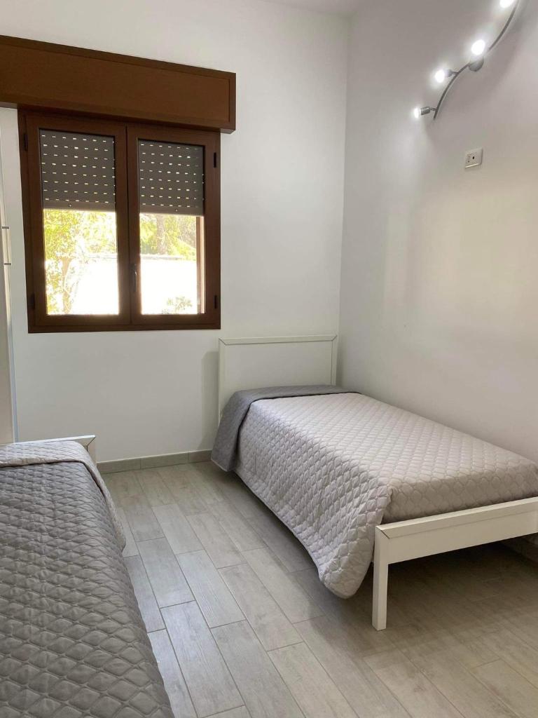 une chambre avec un lit et une fenêtre dans l'établissement Villa Leone Holiday House, à Latiano 31 autres photos