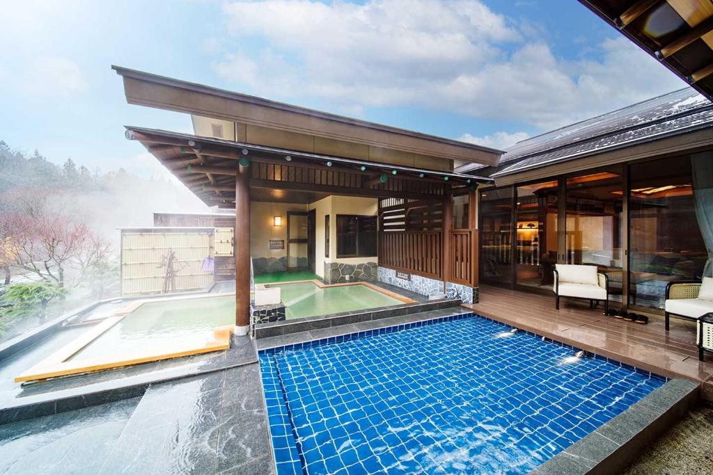 une maison avec une piscine devant dans l'établissement Seifutei, à Inawashiro