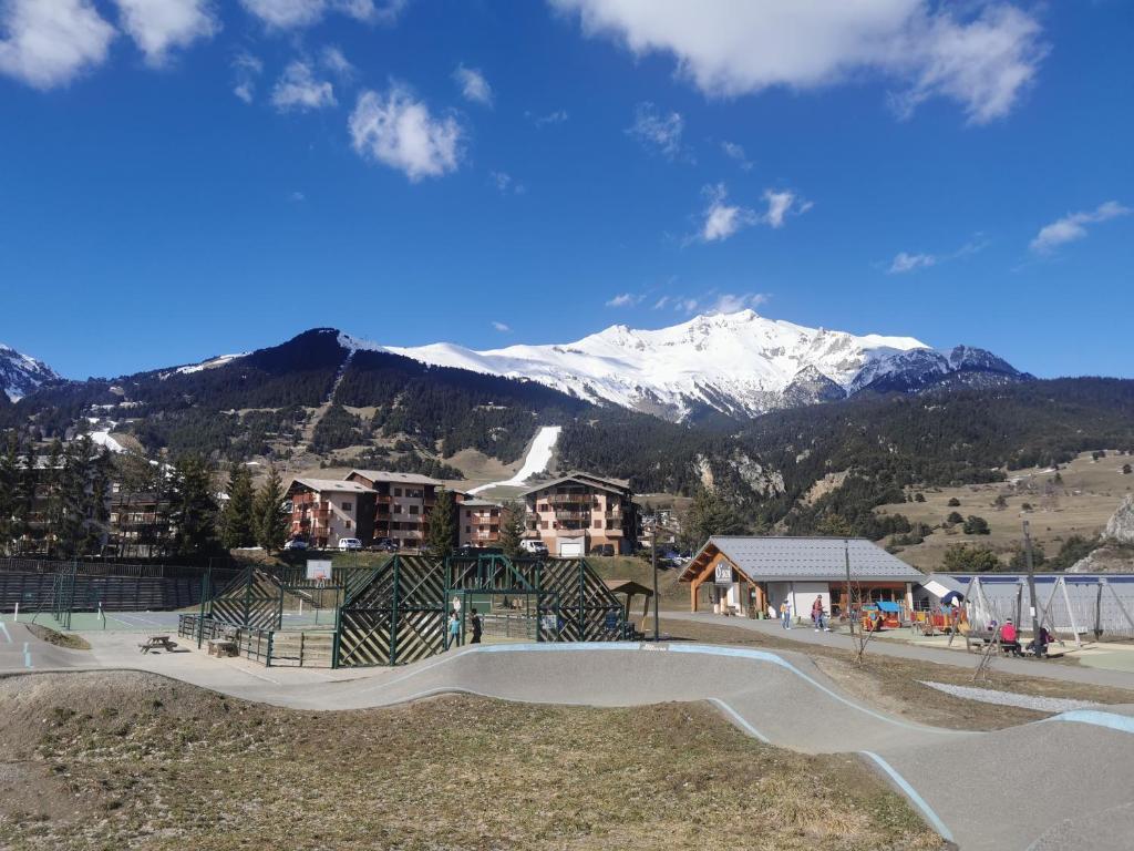 un skatepark en face d'une montagne enneigée dans l'établissement Caravane 4 personnes au camping d'Aussois, à Aussois