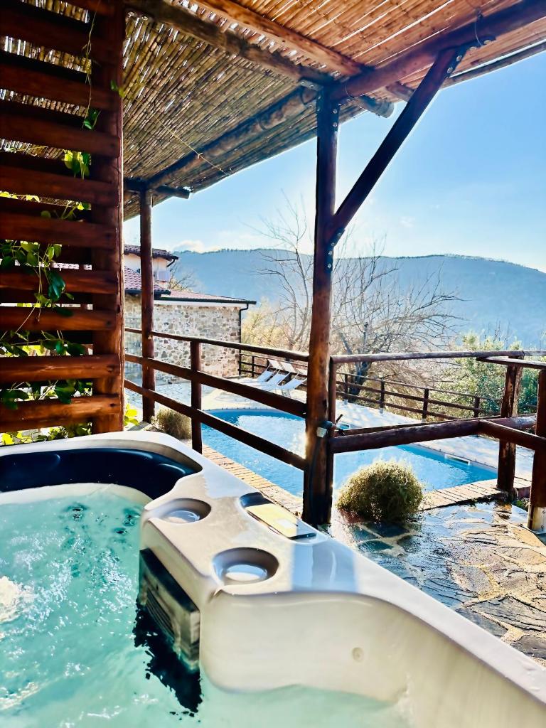 une baignoire jacuzzi dans l'arrière-cour d'une maison dans l'établissement Casa Paloma Private Villa, à Cicerale