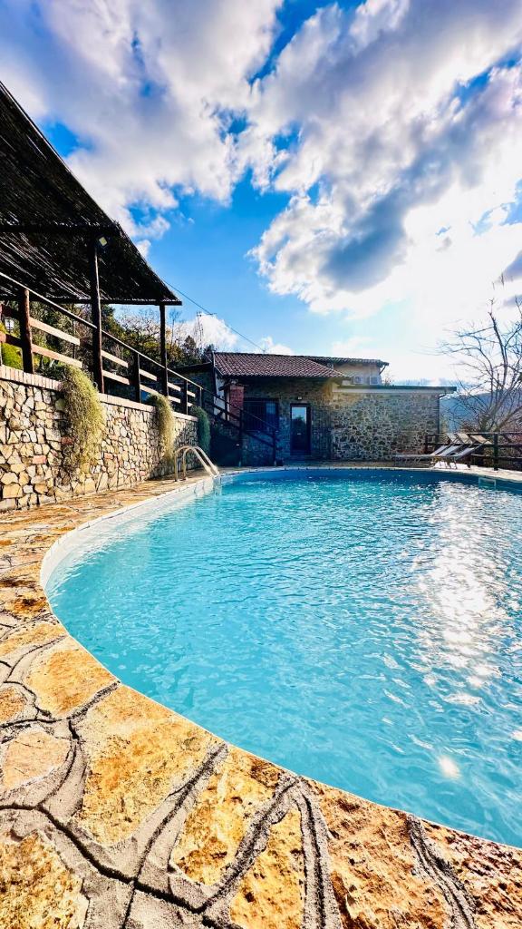 une piscine avec de l'eau bleue devant un immeuble dans l'établissement Casa Paloma Private Villa, à Cicerale