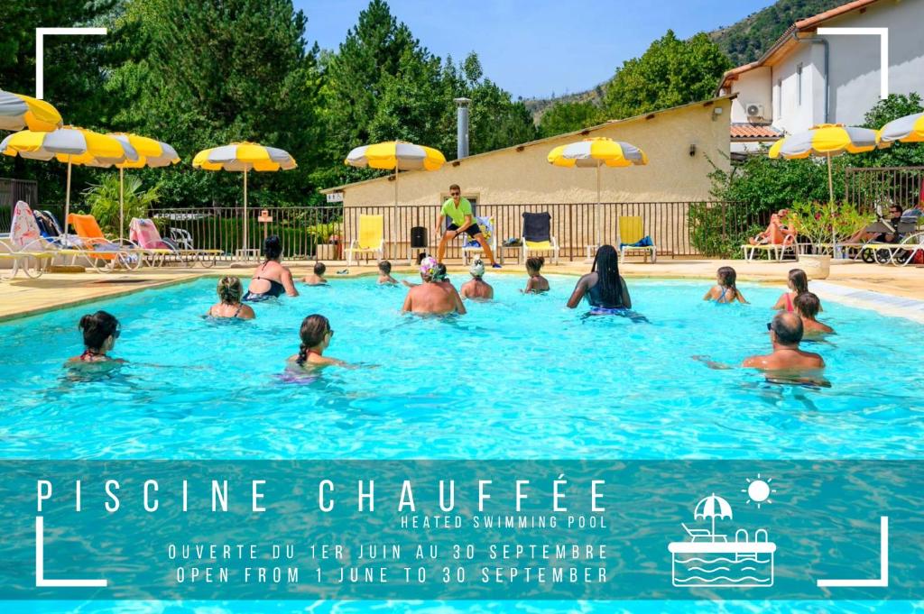 un groupe de personnes nageant dans une piscine dans l'établissement Les Eaux Chaudes, à Digne-Les-Bains