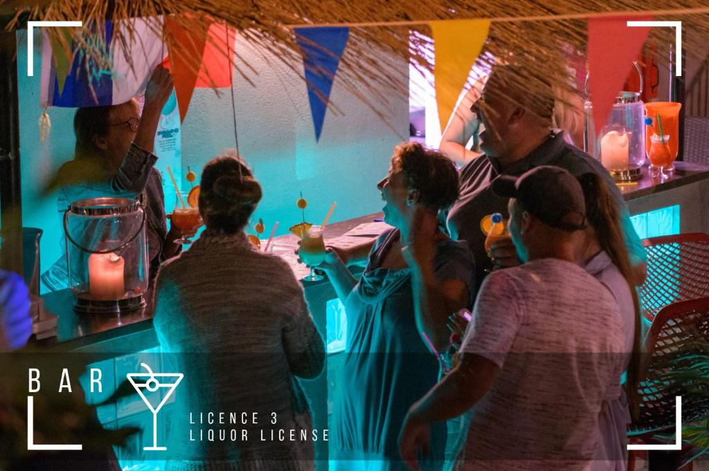 Un groupe de personnes autour d'un bar dans l'établissement Les Eaux Chaudes, à Digne-Les-Bains