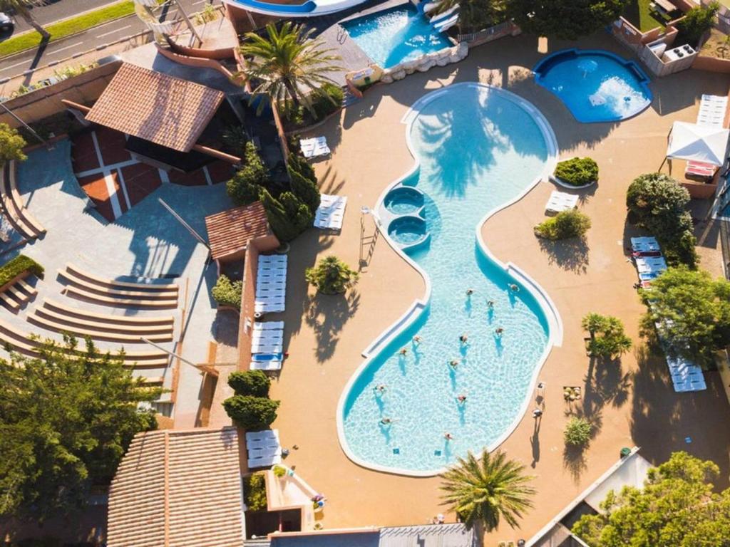 une vue aérienne d'une piscine dans un complexe hôtelier dans l'établissement Mobil Home 4-6 personnes, à Canet 6 autres photos