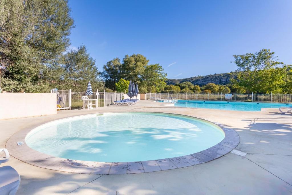 une grande piscine au milieu d'une cour dans l'établissement Camping Bel Air Village Les Prés du Verdon, à Quinson