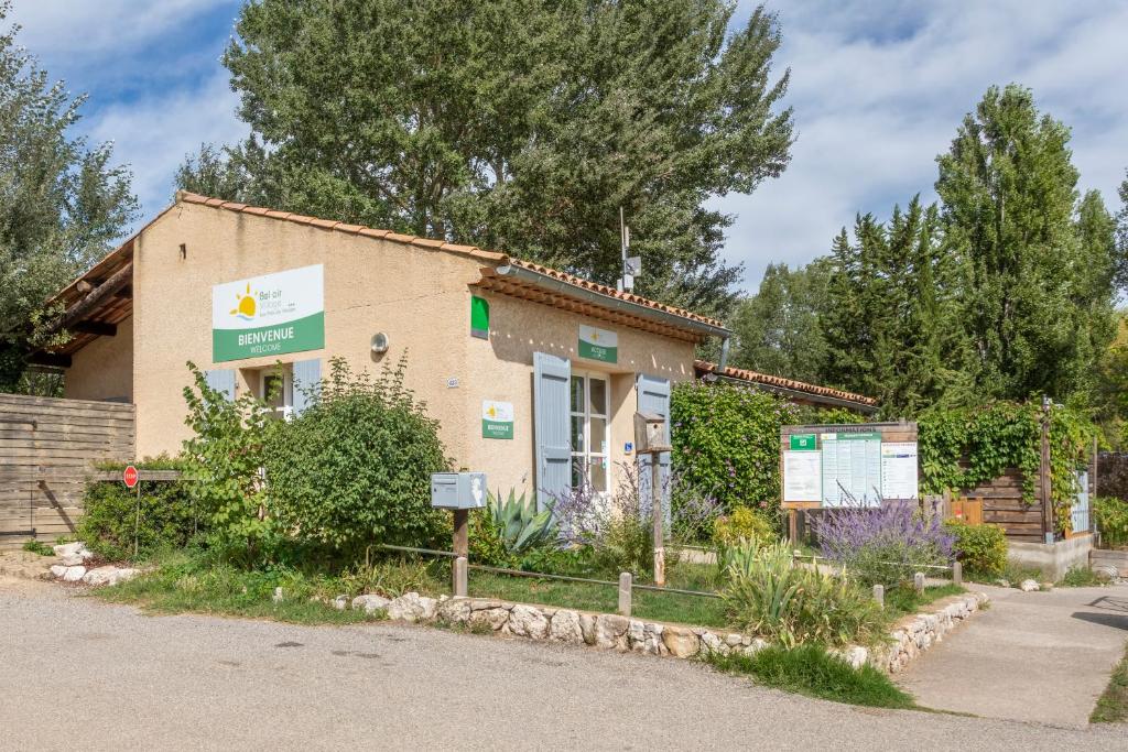 un bâtiment avec une enseigne devant lui dans l'établissement Camping Bel Air Village Les Prés du Verdon, à Quinson 33 autres photos