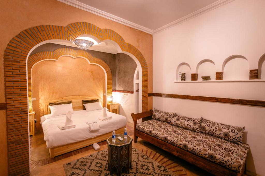 - une chambre avec un lit et un banc dans l'établissement Riad Aicha Marrakech, à Marrakech 37 autres photos