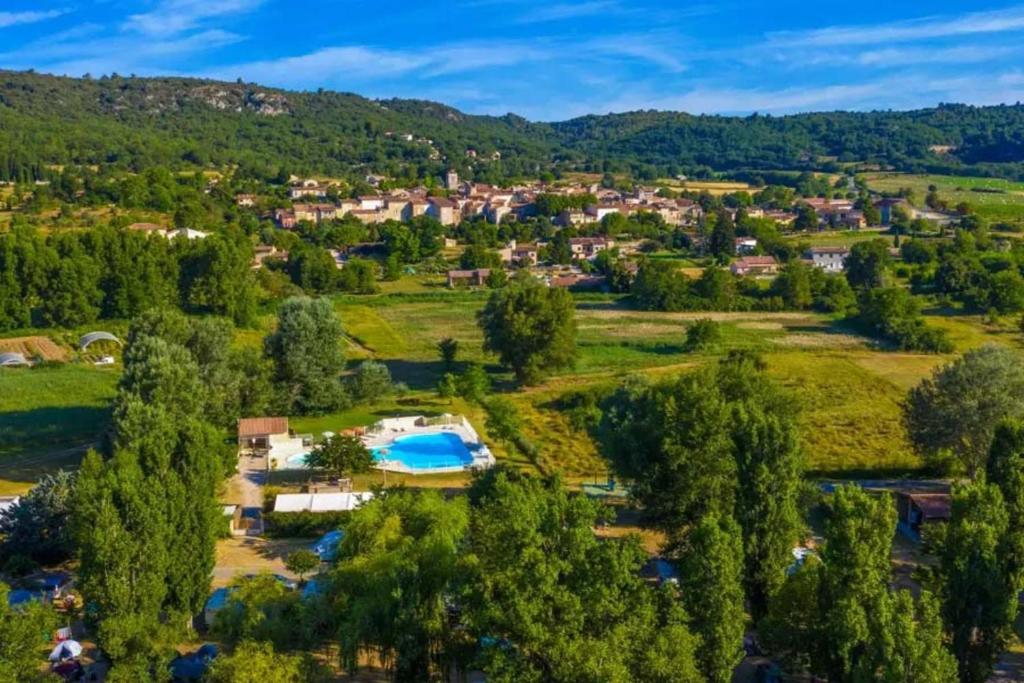 - une vue aérienne sur un petit village dans les collines dans l'établissement Camping Bel Air Village Les Prés du Verdon, à Quinson