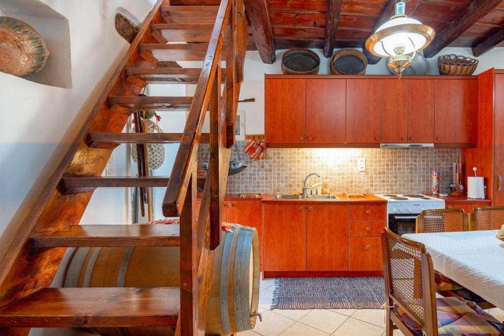 Olive Valley Traditional House 7