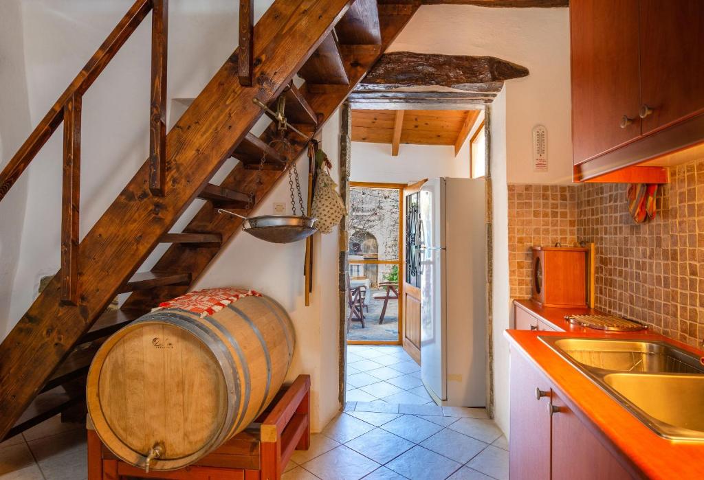 Olive Valley Traditional House 8