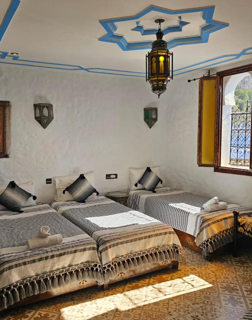 - 2 lits dans une chambre dotée d'un lustre dans l'établissement Dar Yakout, à Chefchaouen 37 autres photos
