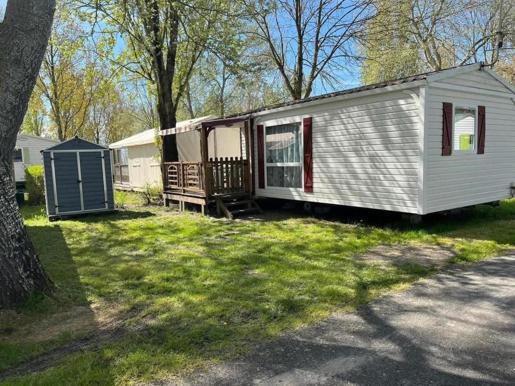 une petite maison blanche au-dessus d'une cour dans l'établissement Mobil home, à Angles