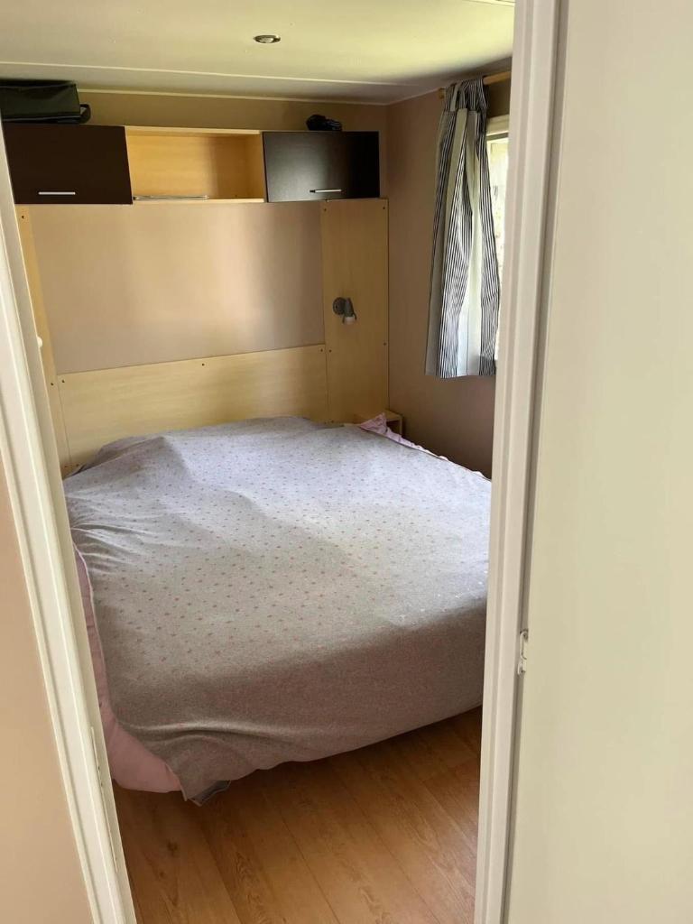 - une petite chambre avec un lit à l'intérieur dans l'établissement Mobil home, à Angles 8 autres photos