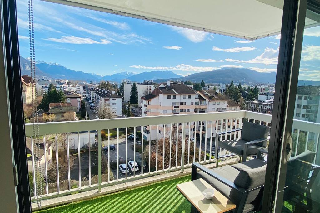 Panorama Stay, Pool, Balcony and Mountain View