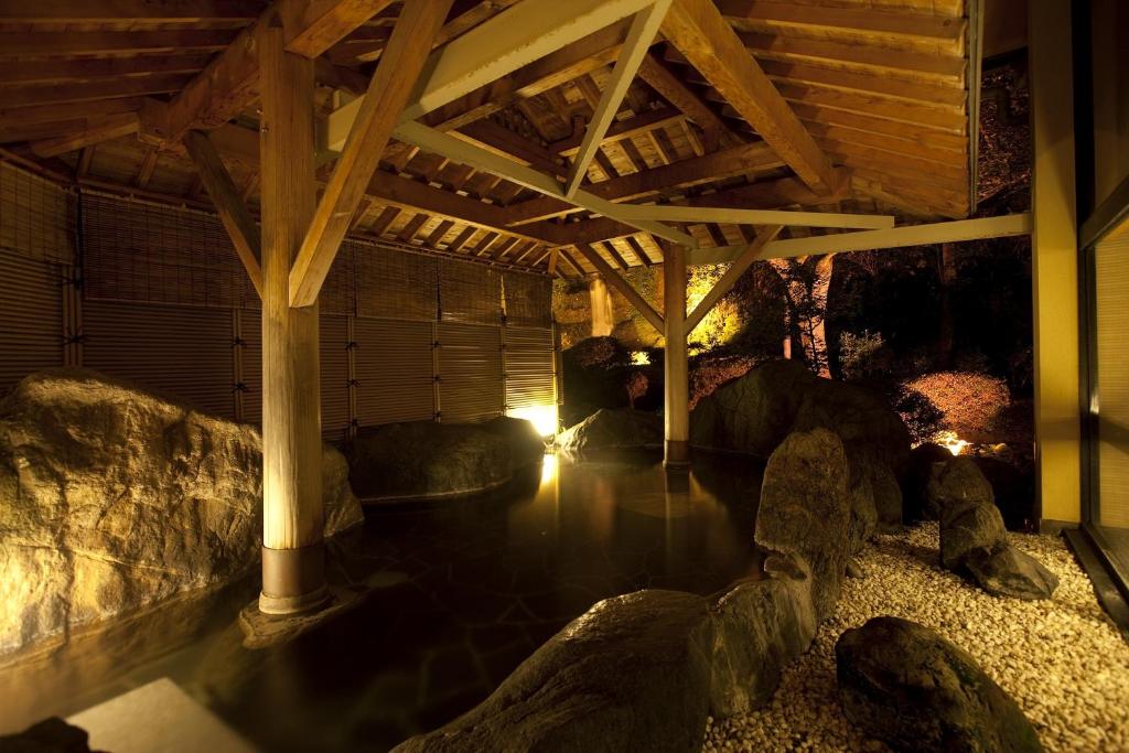 Cette chambre couverte est dotée de rochers et d'un plafond en bois. dans l'établissement TAKITEI Riverside Onsen ーA Hidden Ryokan in Kanazawaー, à Kanazawa 37 autres photos