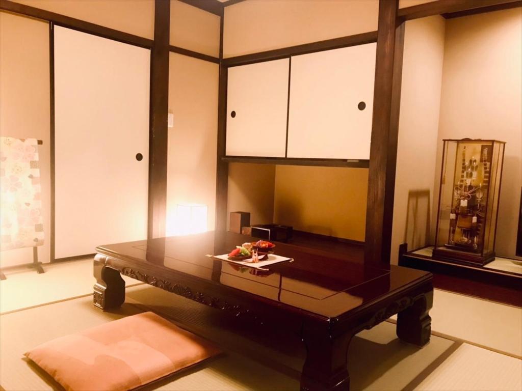 une pièce avec une table avec une assiette de nourriture dessus dans l'établissement Iroriyado Hidaya, à Takayama