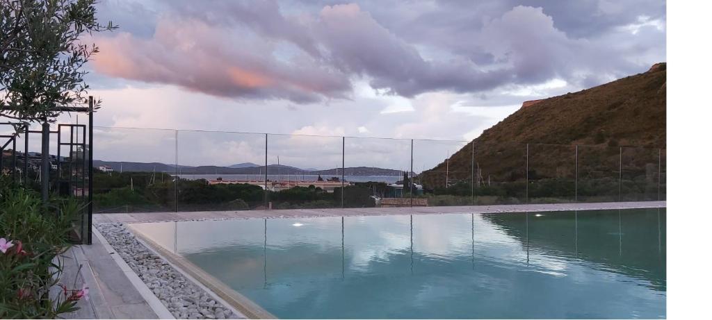 un bassin d'eau entouré d'une clôture dans l'établissement A Point Porto Ercole Resort & Spa, à Porto Ercole