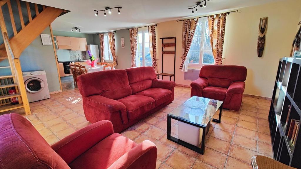 un salon avec des canapés rouges et une table dans l'établissement Camping et Gîte La Garenne de moncourt baie somme, à Rue