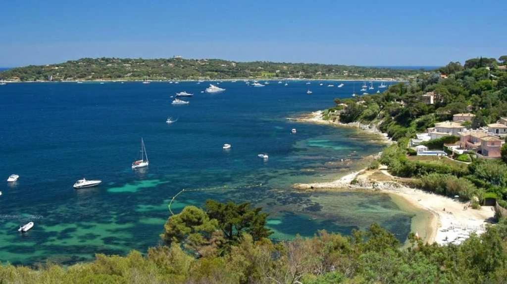 - une vue sur une plage avec des bateaux dans l'eau dans l'établissement Camping 4 étoiles - Parc aquatique - eece0c, à Grimaud