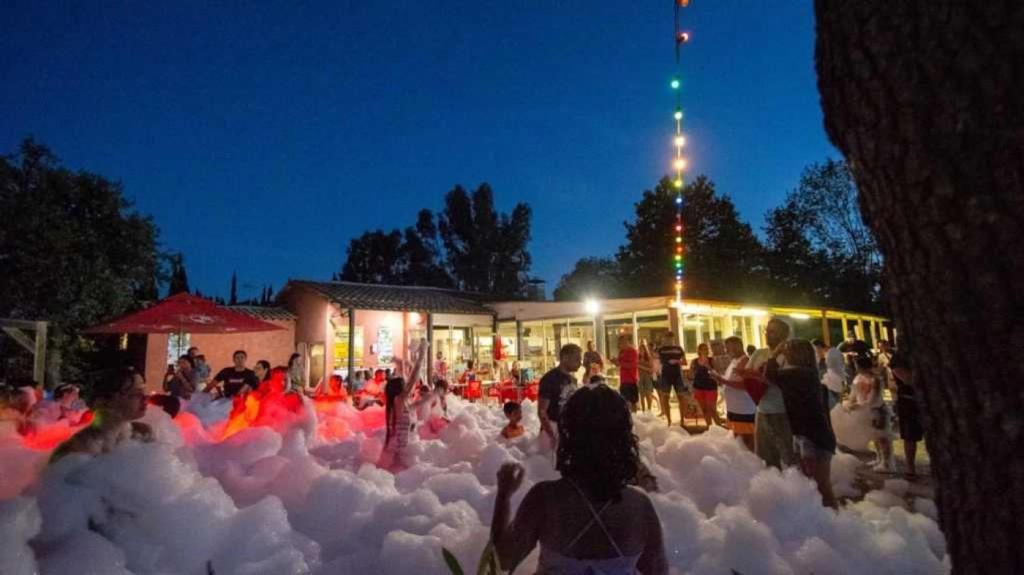 Une foule de gens assis dans des nuages de bonbons en coton dans l'établissement Camping 4 étoiles - Parc aquatique - eece0c, à Grimaud 37 autres photos