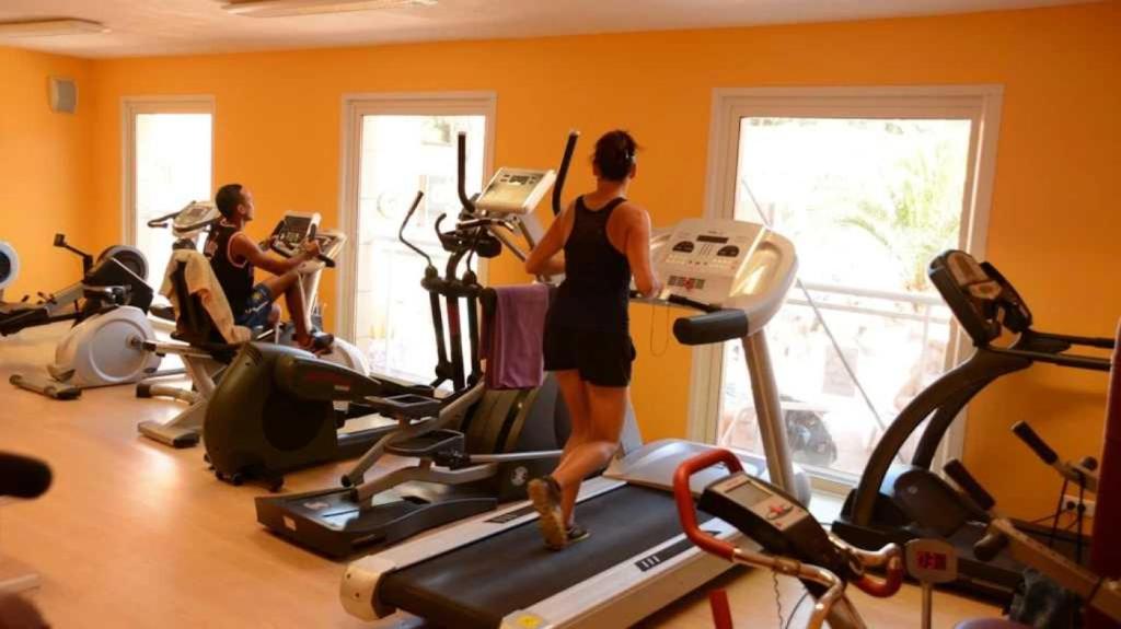 - un groupe de personnes dans une salle de sport sur des vélos d'exercice dans l'établissement Camping 4 étoiles - Parc aquatique - efacfc, à Hyères