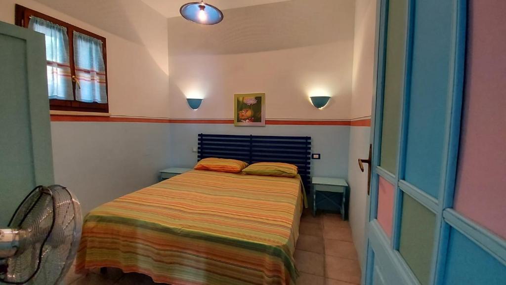 une petite chambre avec un lit dans une pièce dans l'établissement Villa Giardino dei Tratturi, à Corsano
