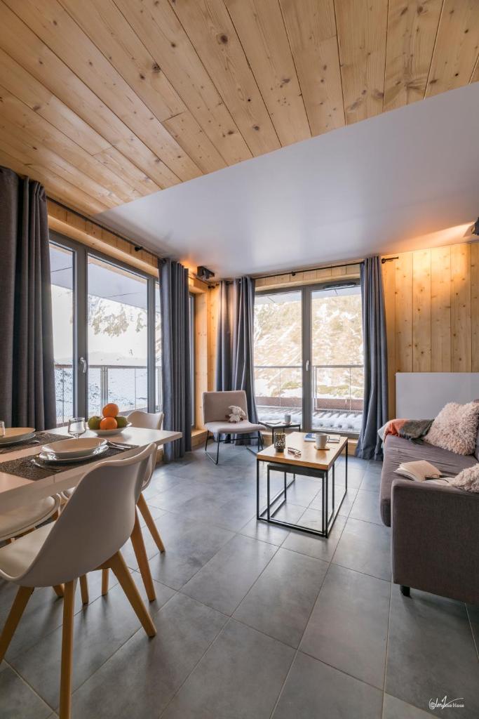 un salon avec un canapé et une table dans l'établissement Lagrange Vacances L’Écrin du Badet, à Aragnouet