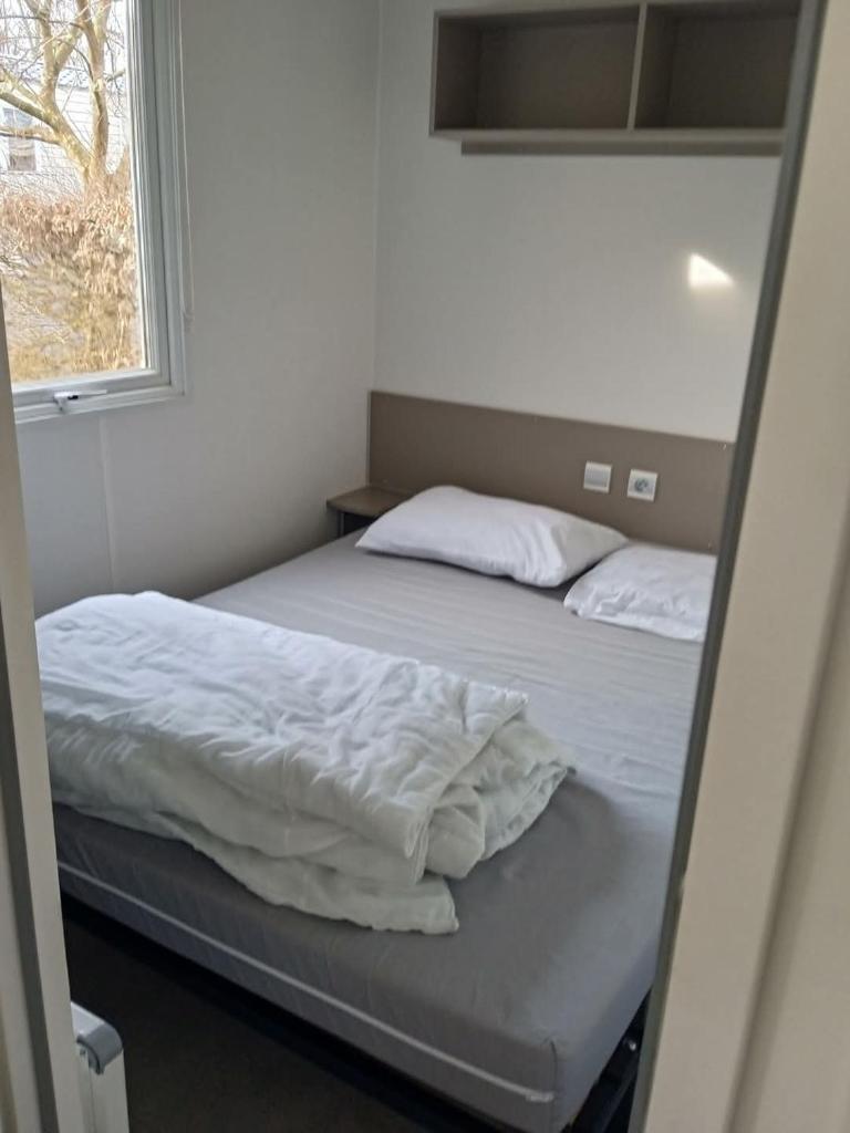 une chambre avec deux lits et une fenêtre dans l'établissement Joli mobilhome 7 places, 3 chambres Blois Amboise Piscine, à Onzain 13 autres photos