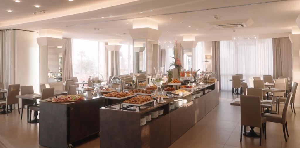 - un buffet avec de la nourriture dans un restaurant dans l'établissement Litoraneo Suite Hotel, à Rimini