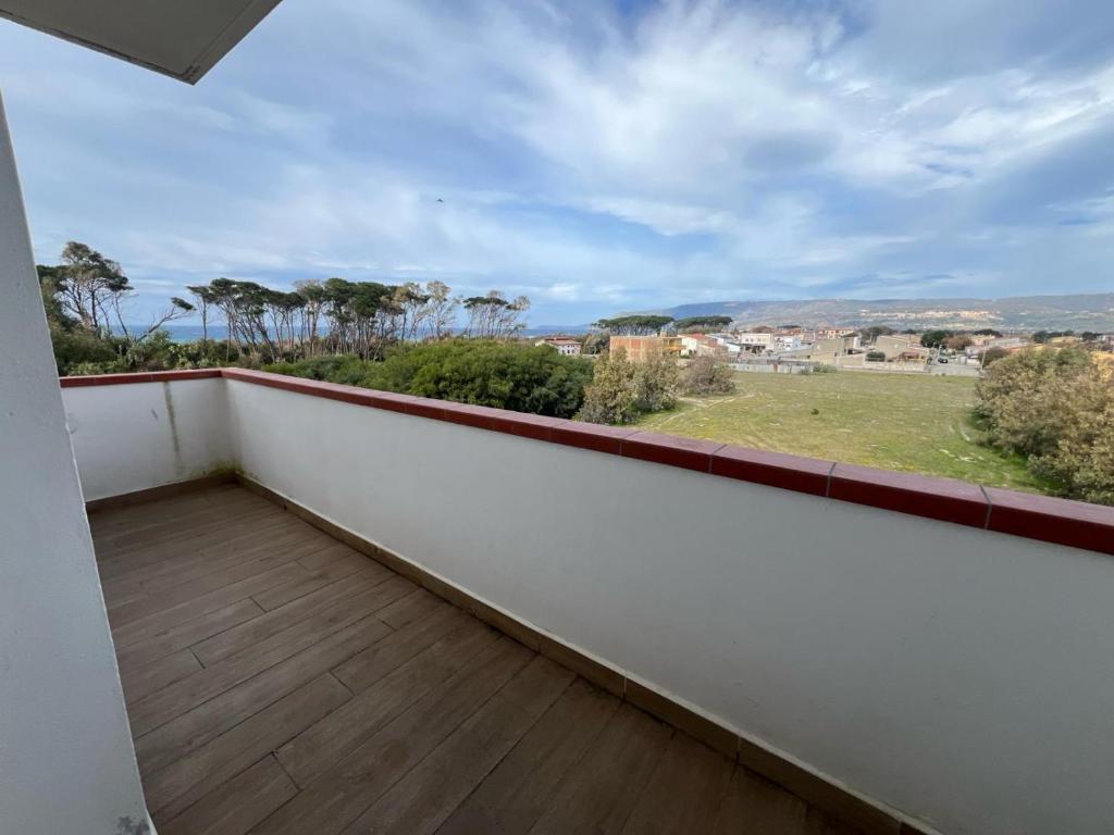un balcon avec vue sur l'océan dans l'établissement La Porta del Sole Hotel & Village, à San Ferdinando